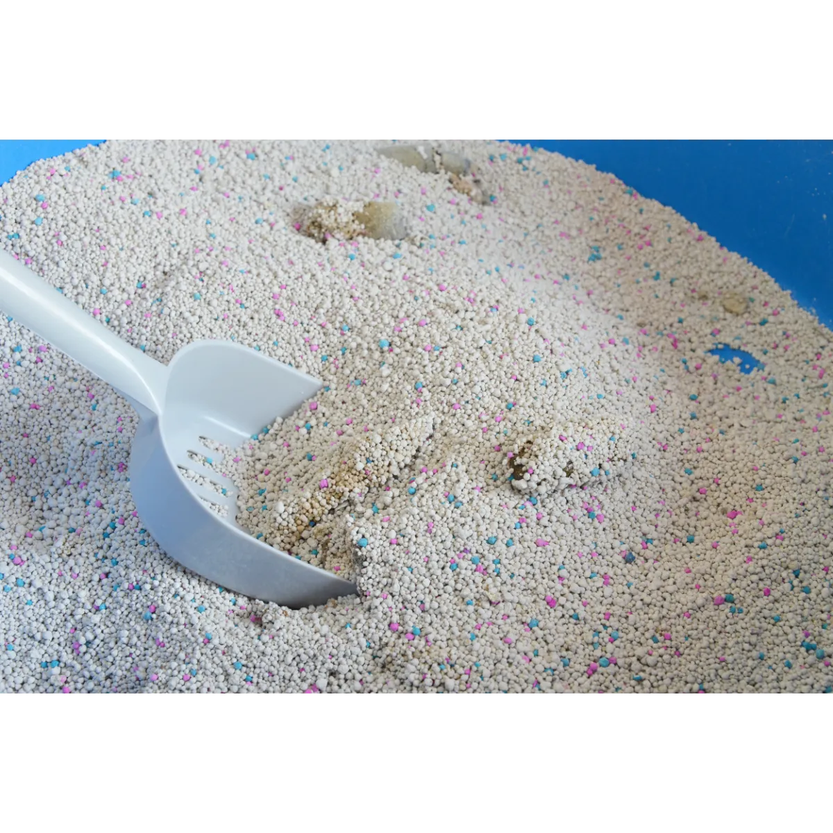 Bentonite cat litter with scoop in blue tray by YoVia