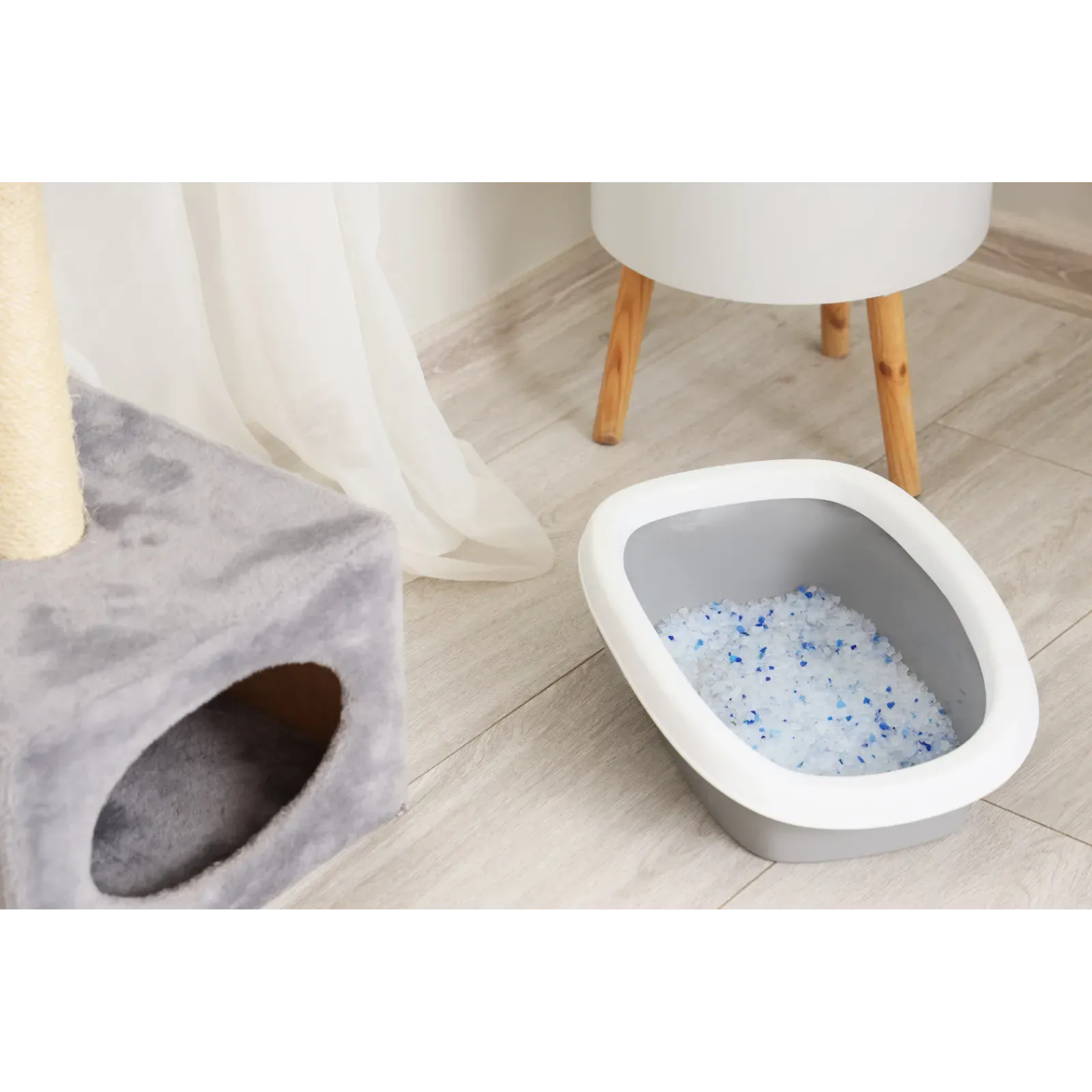 Silica gel cat litter in white litter box by YoVia